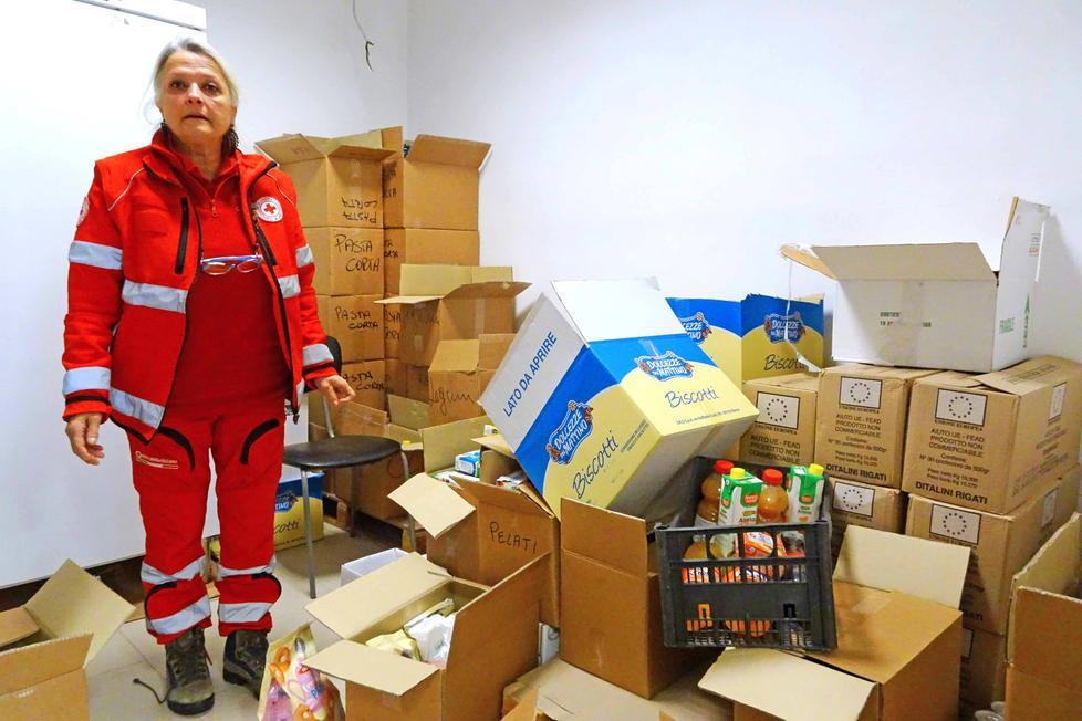 Gli scatoloni delle derrate alimentari saccheggiate dai ladri (foto Gori)