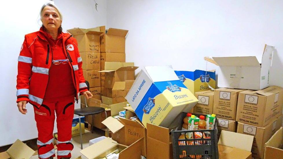 Gli scatoloni delle derrate alimentari saccheggiate dai ladri (foto Gori)
