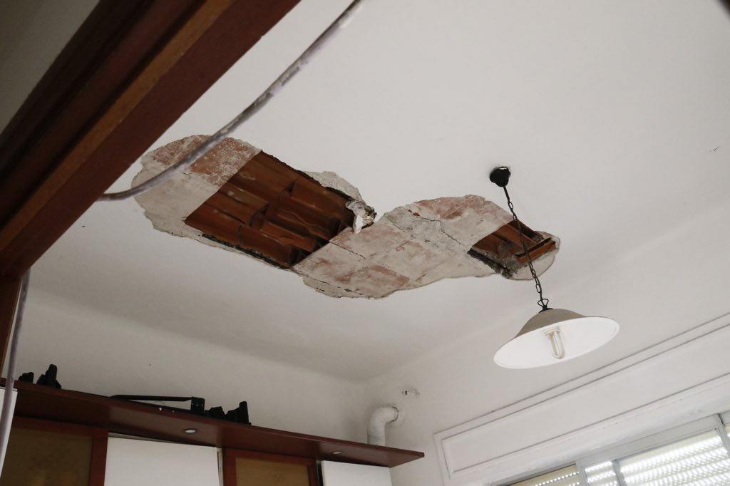 Il buco nel soffitto della casa in via Menotti (Pentafoto)