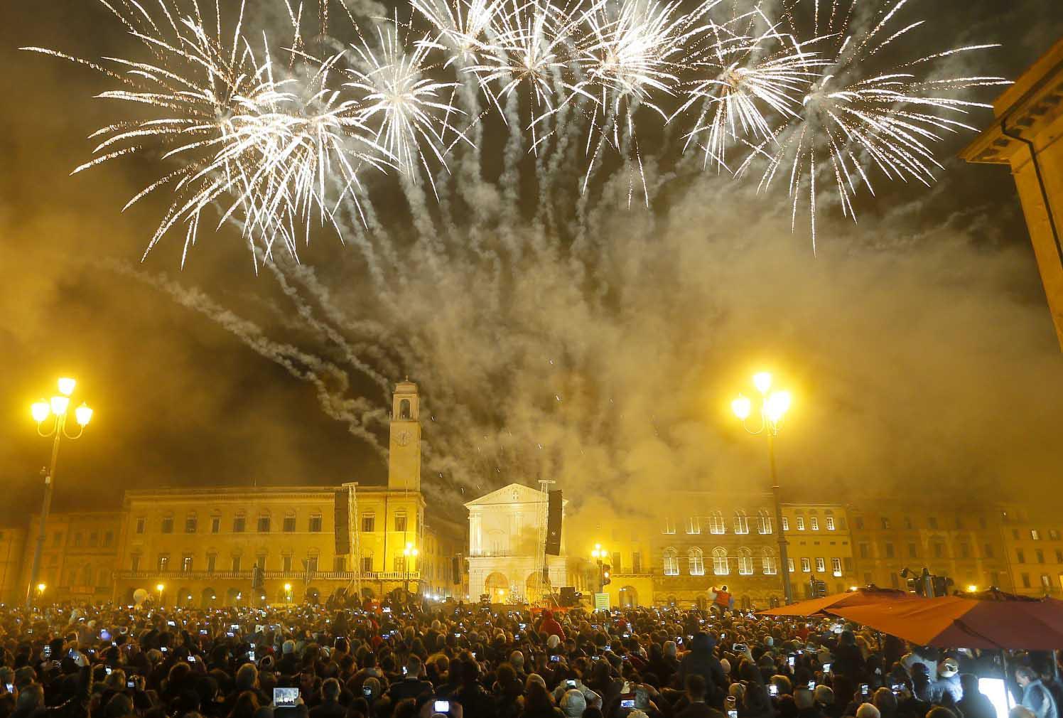 Lo spettacolo dei fuochi a Pisa per il benvenuto al 2016