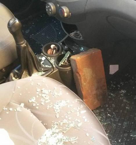 Gli spaccano l’auto e rubano il panettone 