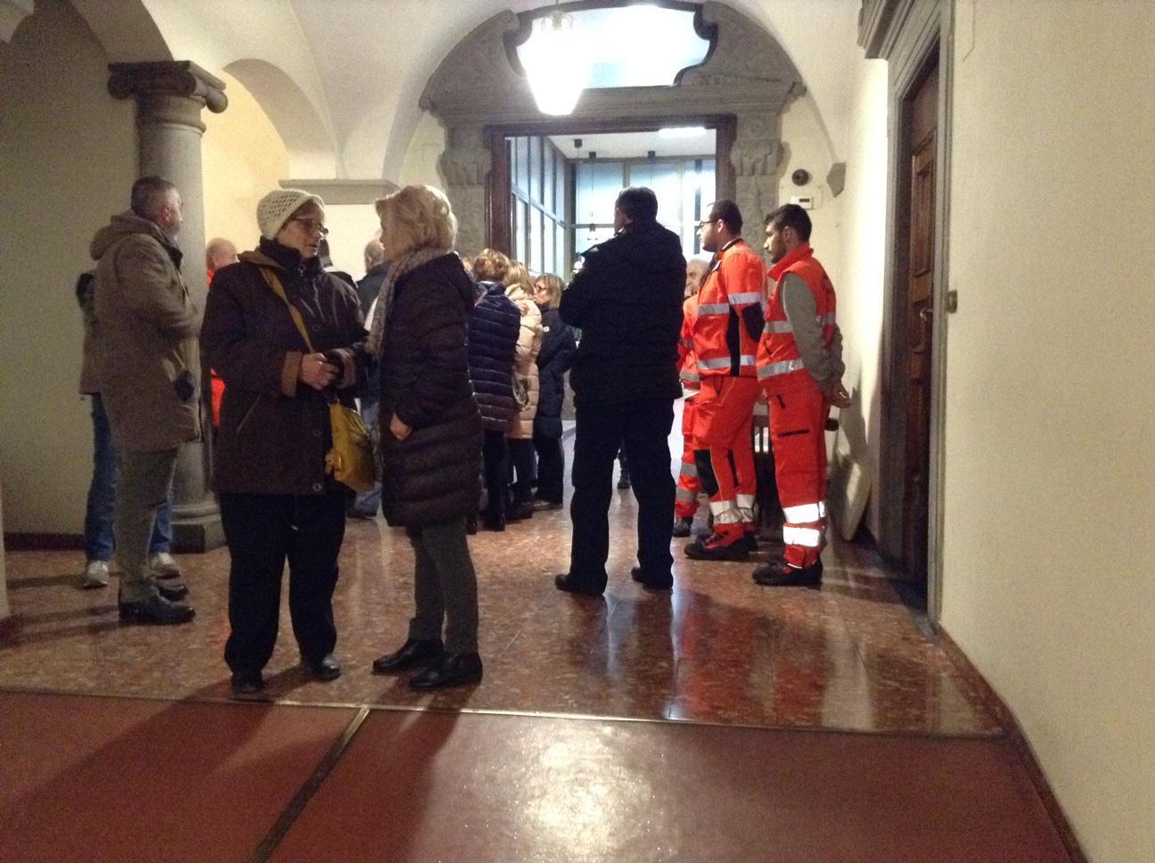 Amici e parenti di Silvia Cecchi davanti alle Cappelle del commiato (foto Batavia)