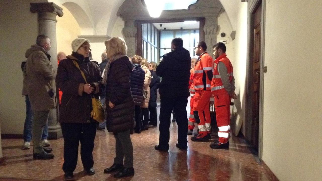 Amici e parenti di Silvia Cecchi davanti alle Cappelle del commiato (foto Batavia)