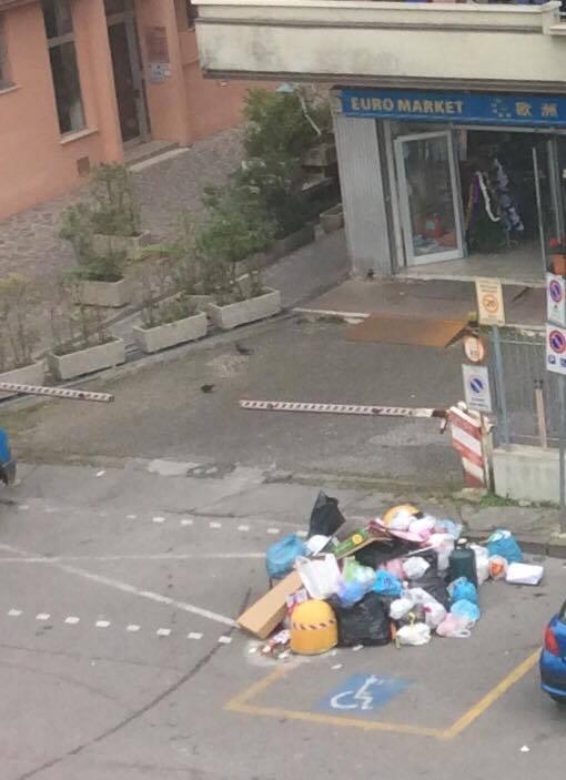 Via Marini: il posto auto riservato ai disabili trasformato in discarica