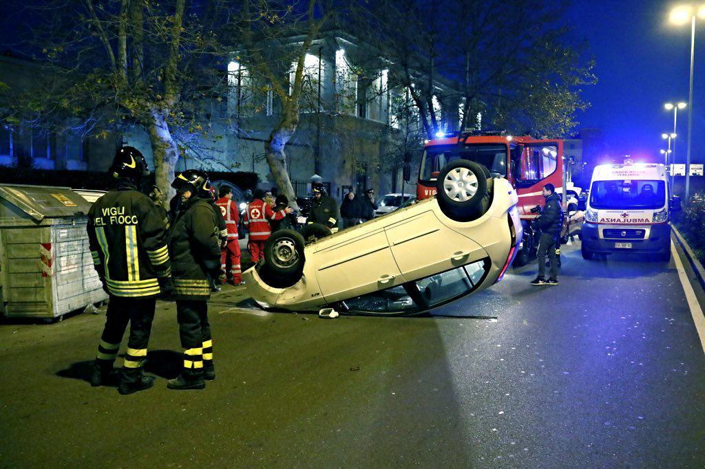 L'auto ribaltata sul viale Ippolito Nievo (foto Marzi/Pentafoto)