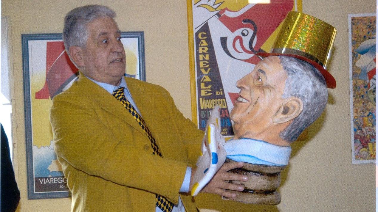 Elio Tofanelli mentre scherza con una maschera che lo raffigura