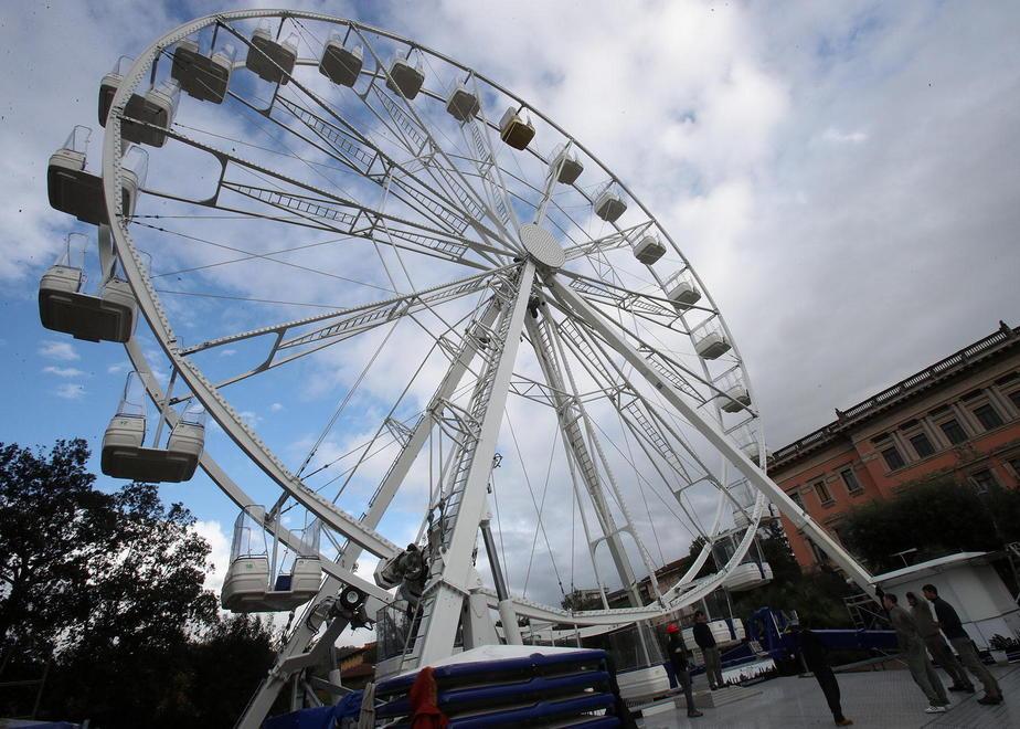 La ruota panoramica, vera novità della Città del Natale 2016 che ha raccolto molti consensi (Foto Nucci)