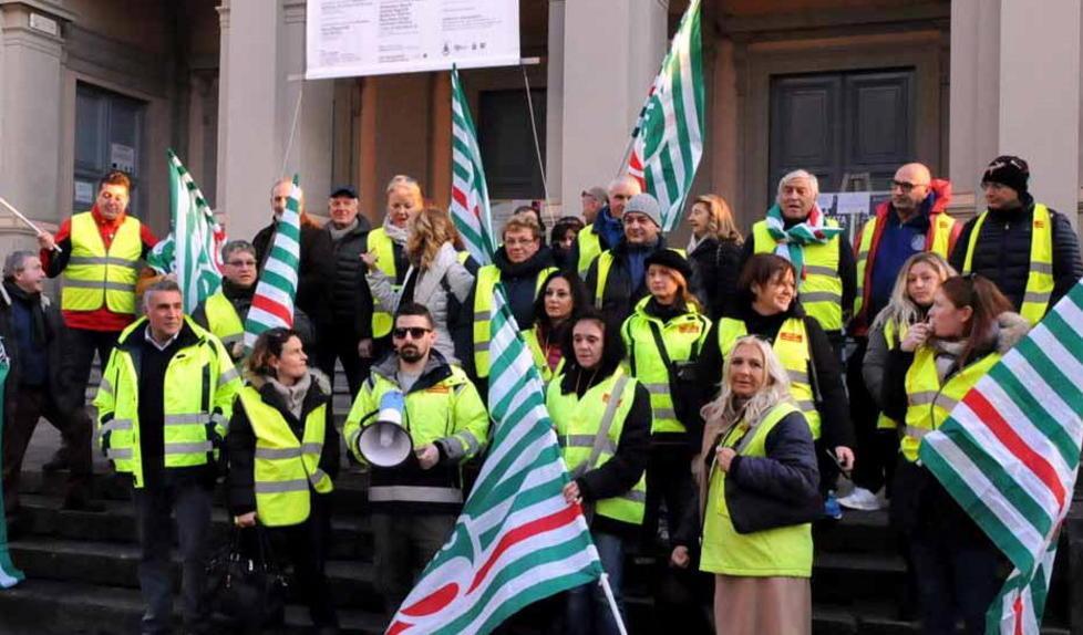 Protestano a Massa i lavoratori della Costa Mauro: fateci lavorare