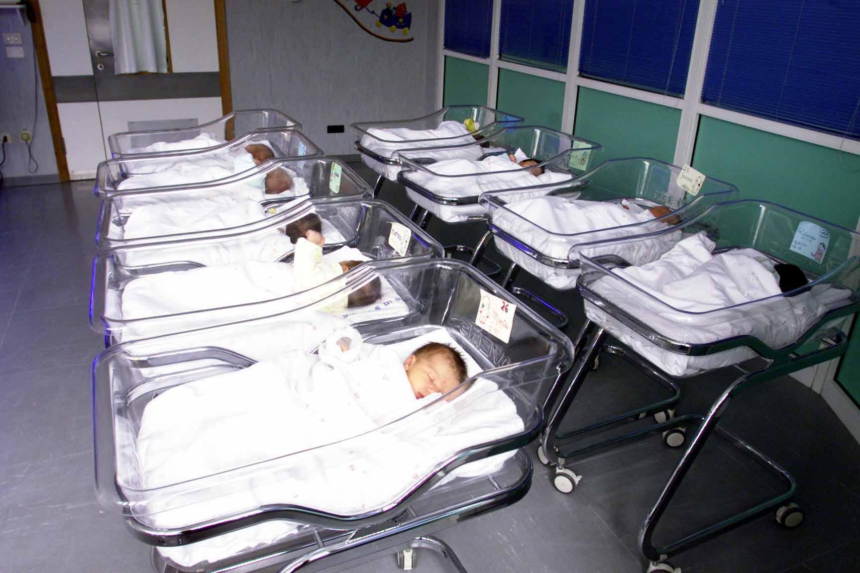 La nursery di un ospedale in una foto d’archivio 