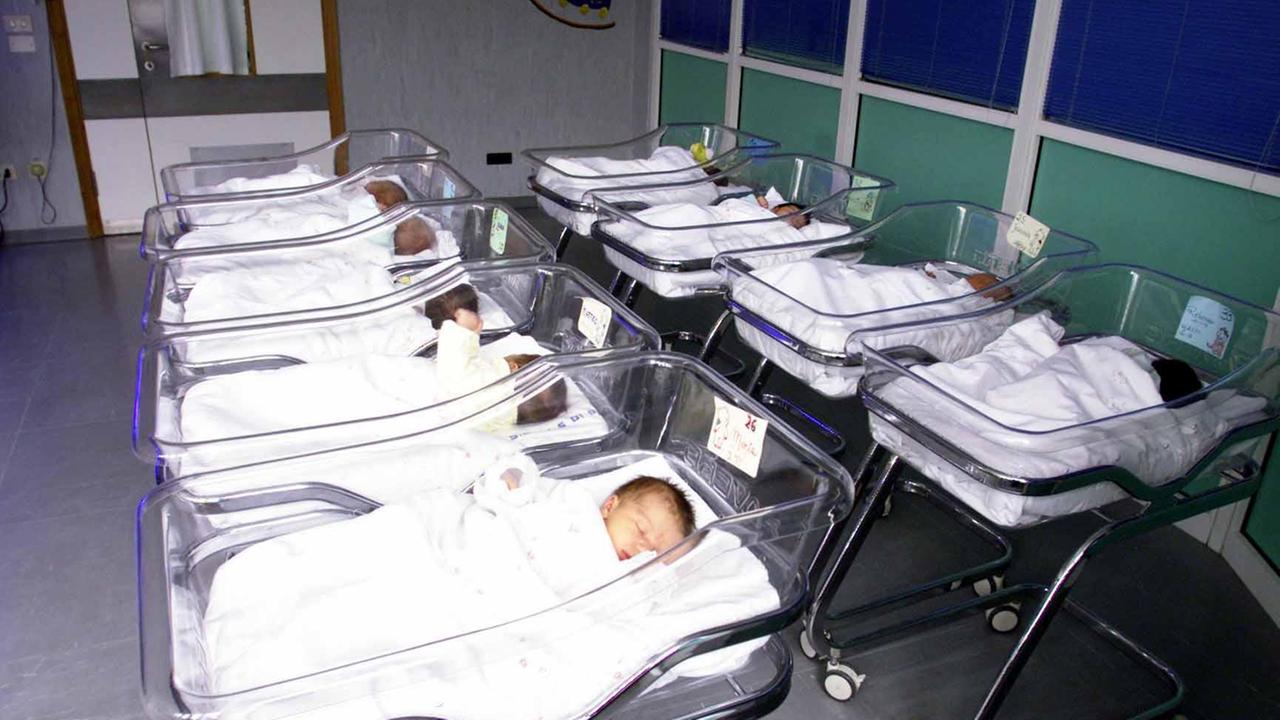 La nursery di un ospedale in una foto d’archivio