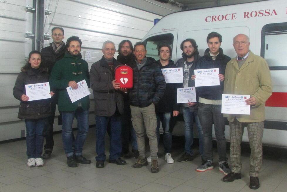 Gli abitanti si addestrano e si regalano un defibrillatore