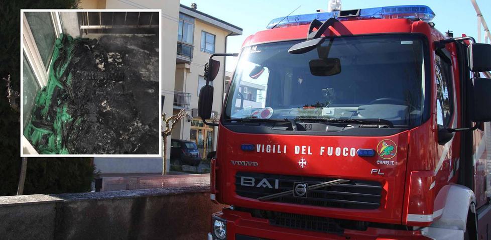 Va a fuoco un divano su un terrazzo forse per un petardo 