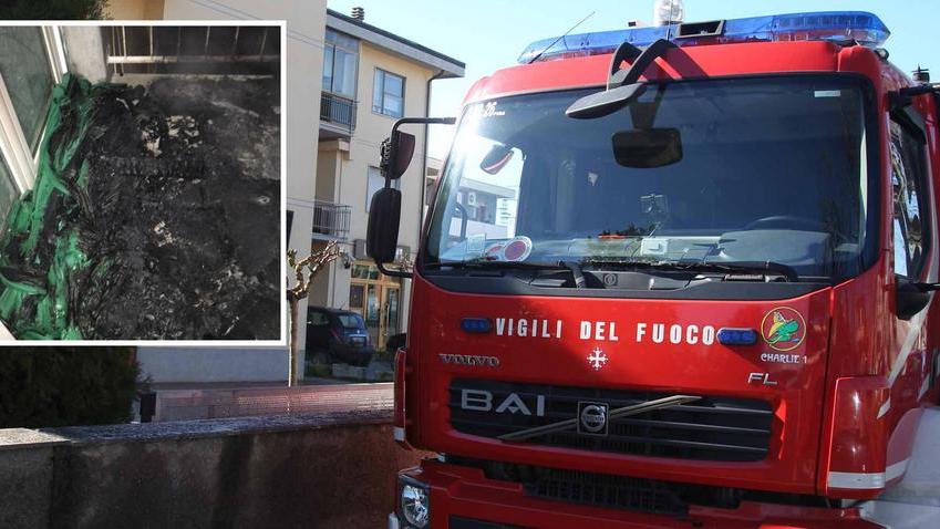 Va a fuoco un divano su un terrazzo forse per un petardo