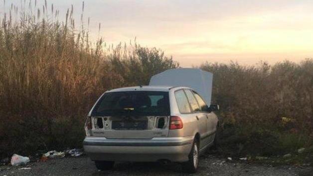Auto abbandonata al cimitero