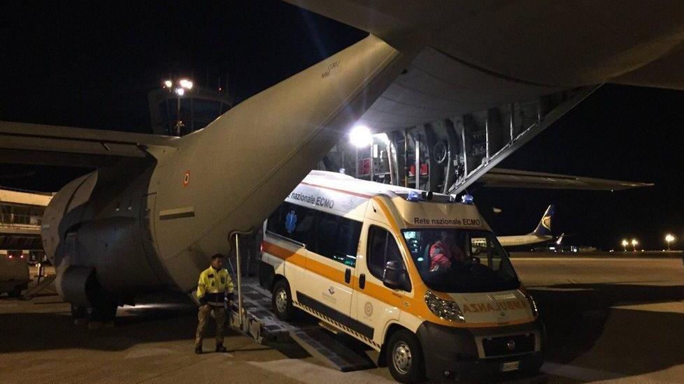 Aereo della 46ª in volo per salvare un bimbo