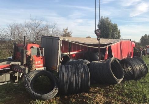 Camion perde un grosso carico di ferro