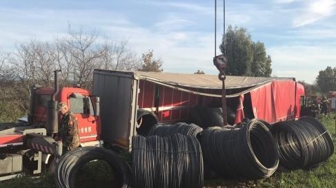 Camion perde un grosso carico di ferro