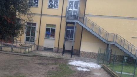 Il cortile in condizioni disastrose