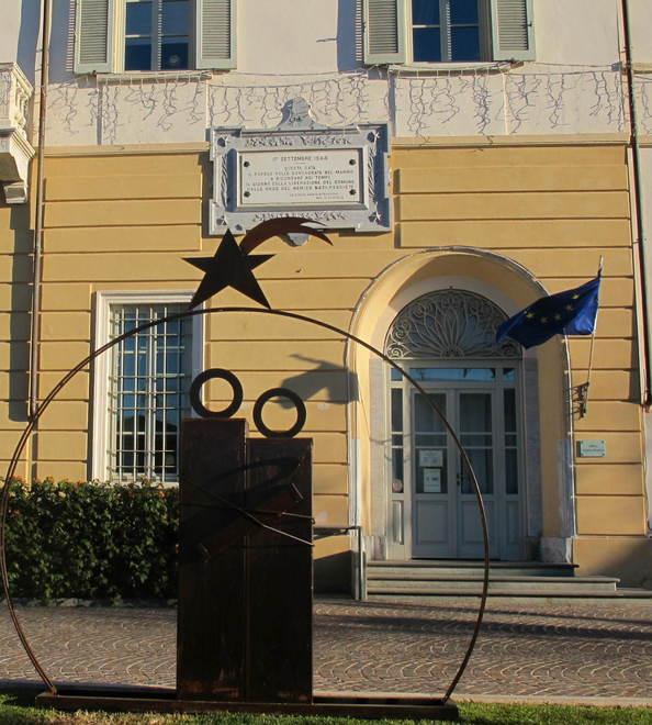 Una Natività di bronzo davanti al Municipio