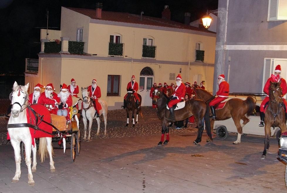Babbo Natale a cavallo nelle vie del centro