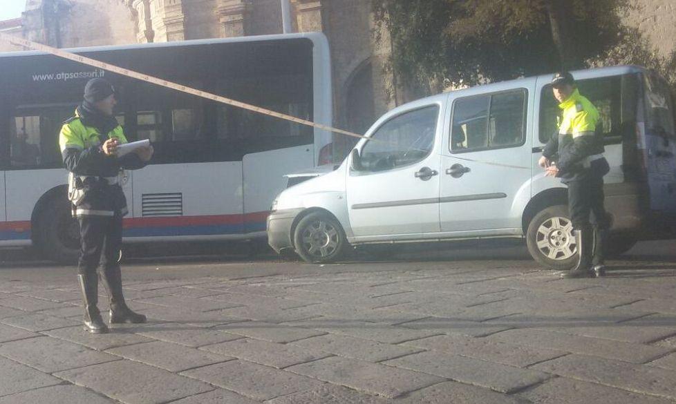 Con l’auto contro un autobus fermo