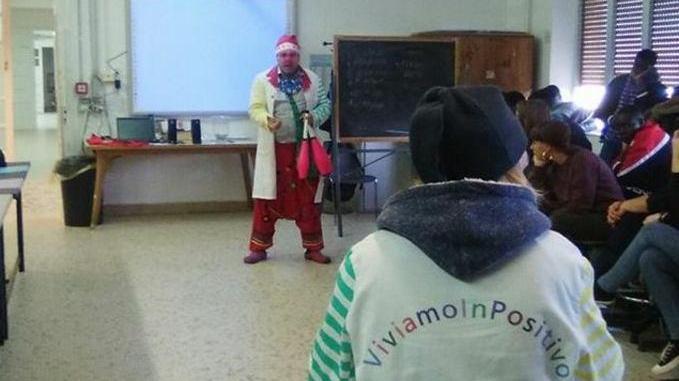 Clown volontari a scuola con una valigia di sorrisi