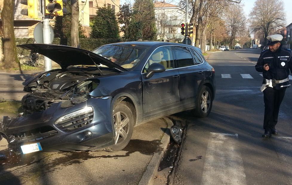 Schianto tra Porsche e una Punto 