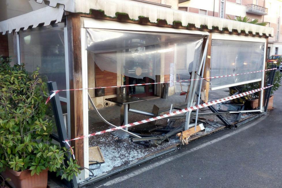 Centra il bar con l’auto e scappa, 5mila euro di danni