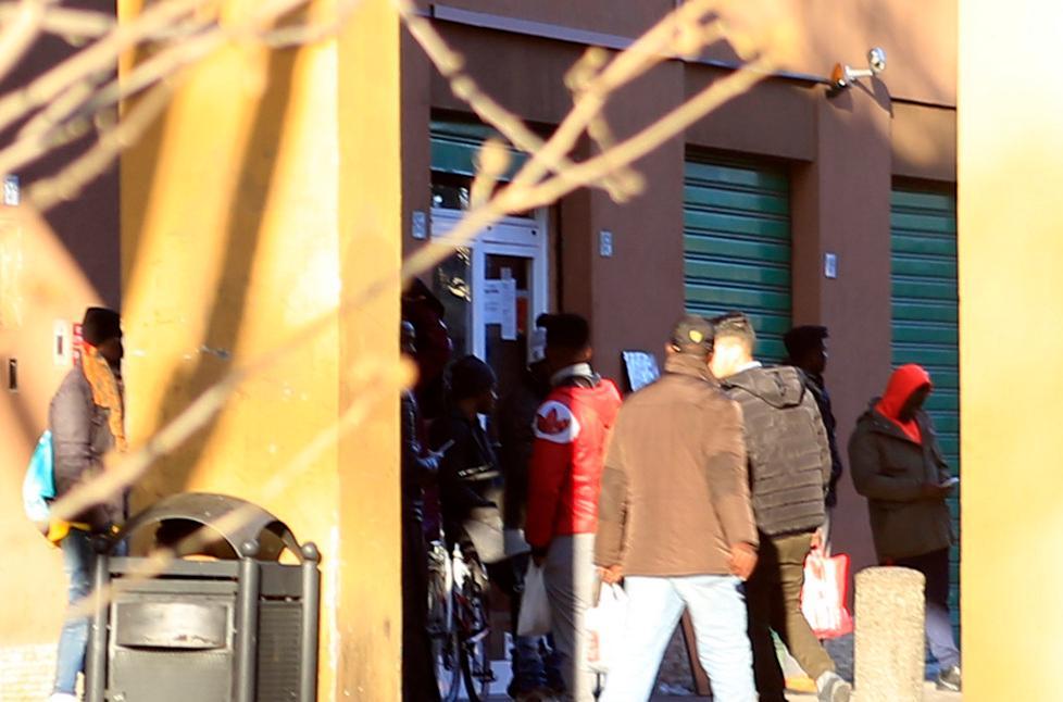 Modena, rissa in stazione con bottiglie e bastoni 