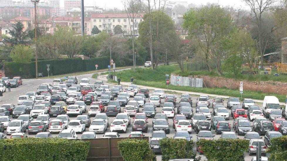 Nel parcheggio rissa e fuggi-fuggi