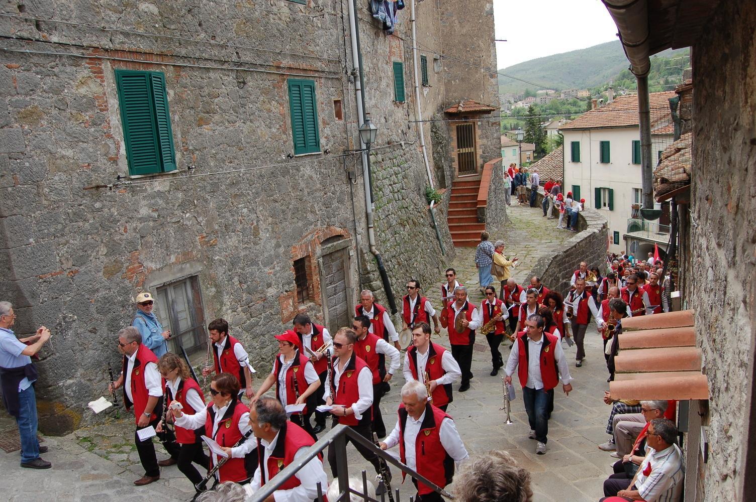 La Filarmonica di Torniella per le vie del borgo