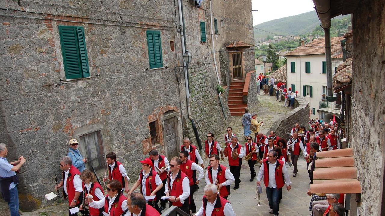 La Filarmonica di Torniella per le vie del borgo