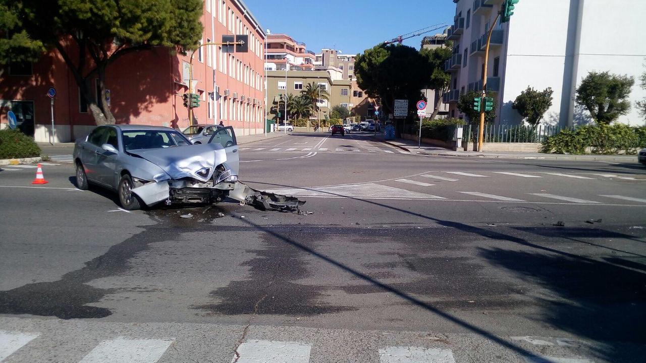 Cagliari, scontro fra auto in viale Colombo: tre feriti