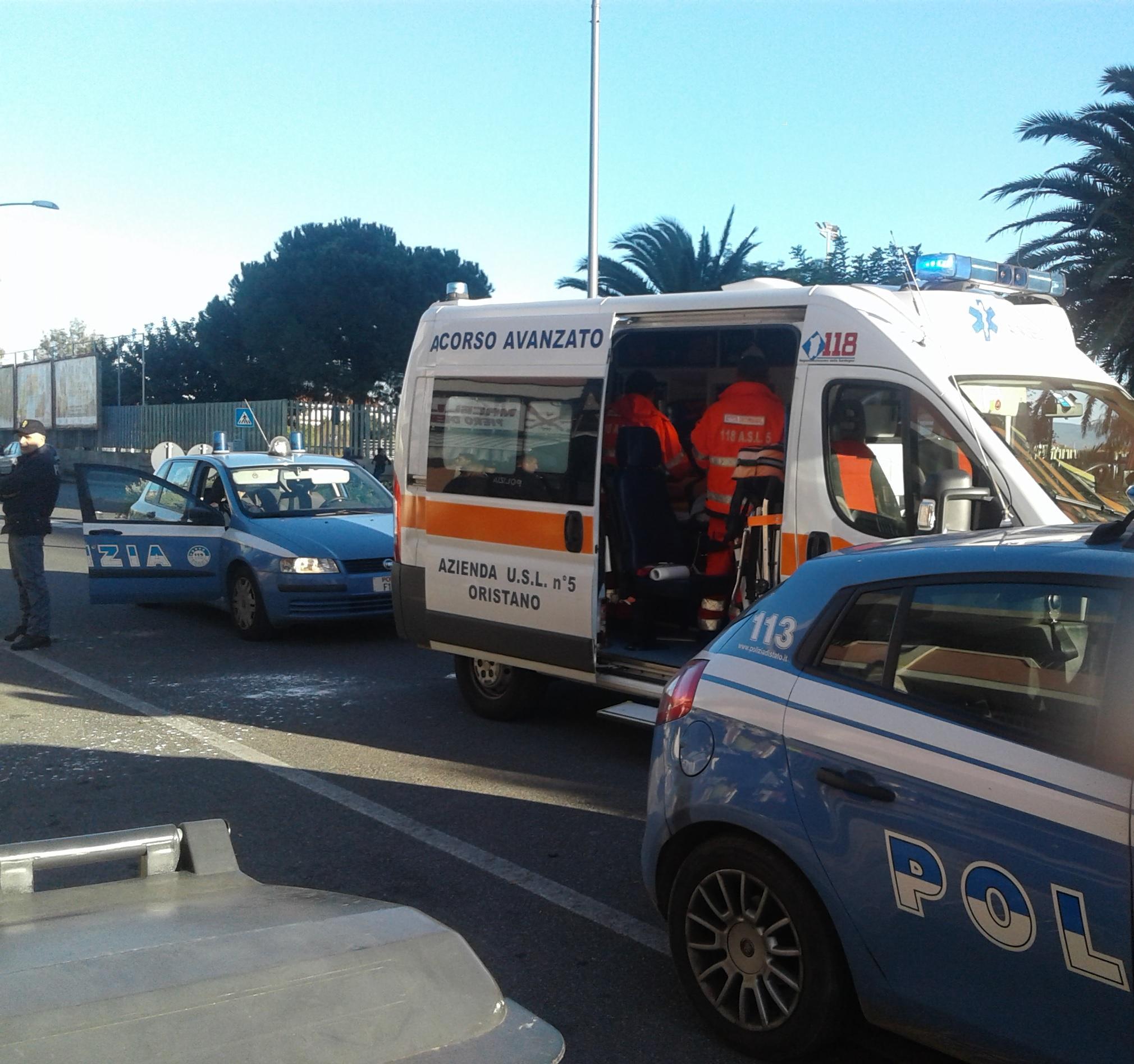 Ambulanza e forze dell'ordine in via Gennergentu