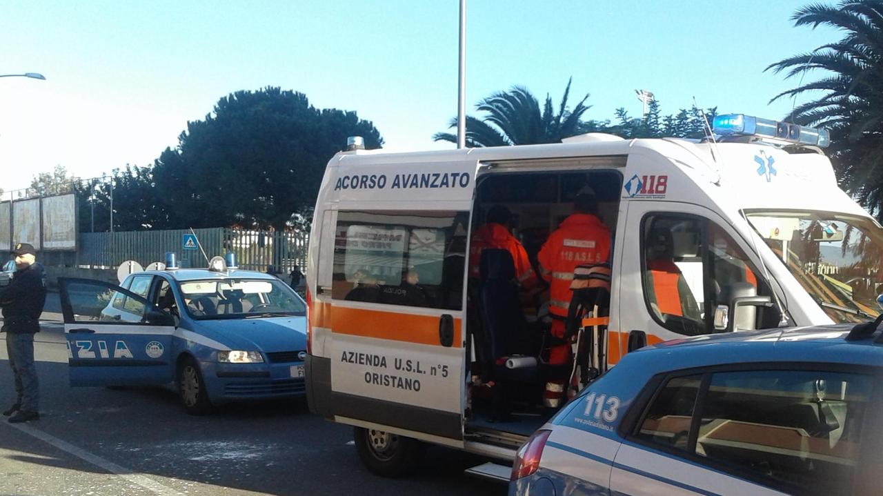 Ambulanza e forze dell'ordine in via Gennergentu