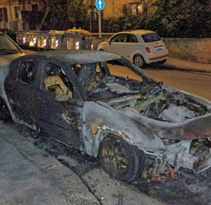 Ancora notte di fuoco a Sassari, altre due macchine incendiate 