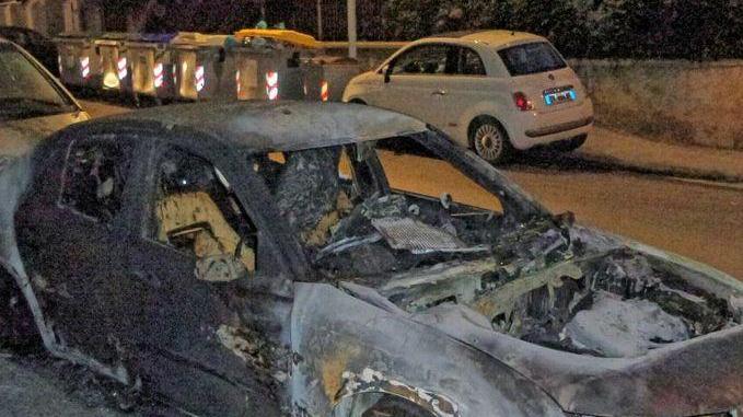 Ancora notte di fuoco a Sassari, altre due macchine incendiate