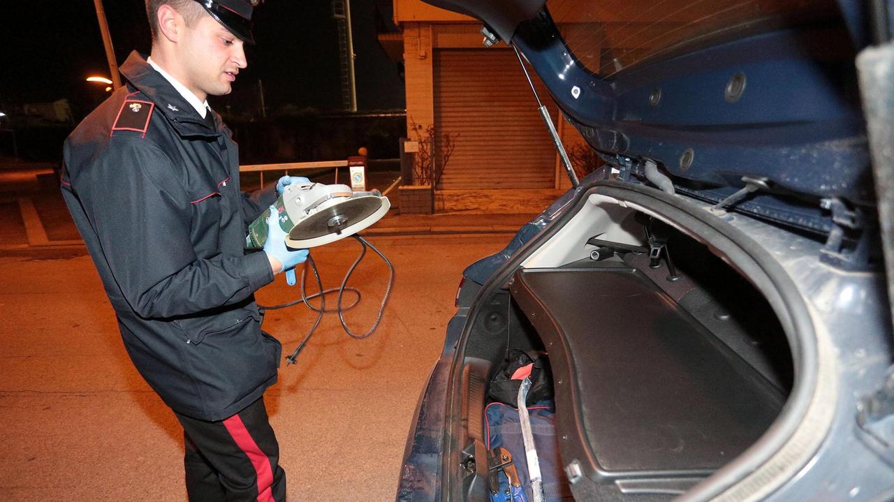 Un flessibile usato per un furto (poi divenuto rapina) in via Carducci
