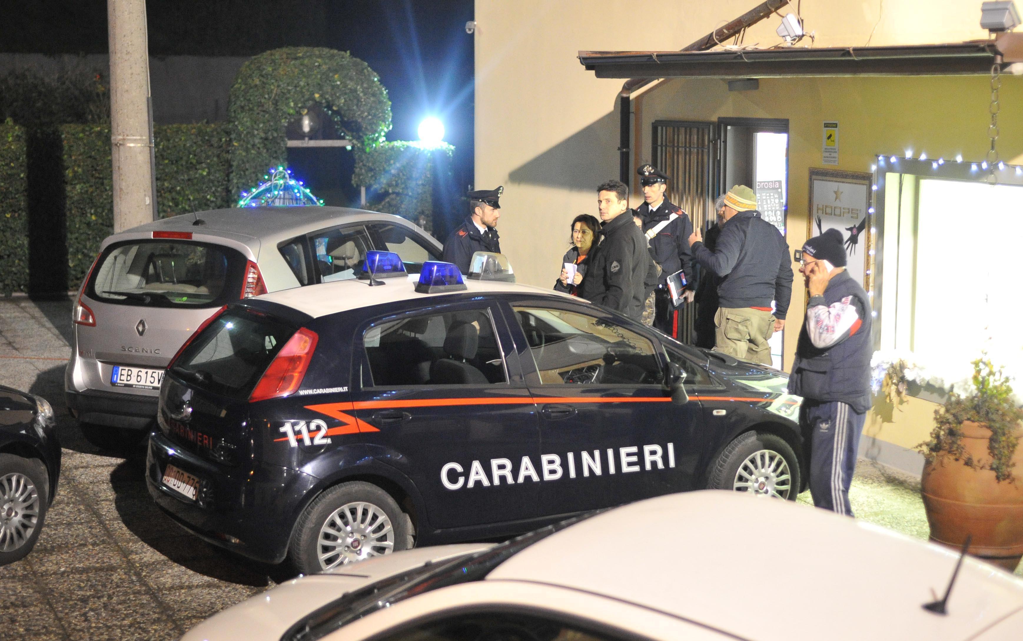I carabinieri alla gioielleria rapinata (foto Gori)