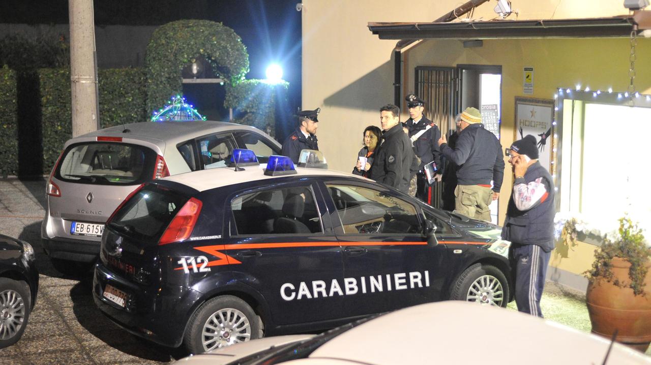 I carabinieri alla gioielleria rapinata (foto Gori)