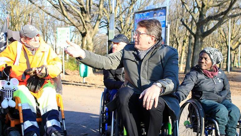 Barriere architettoniche a Modena, il sindaco va in carrozzina