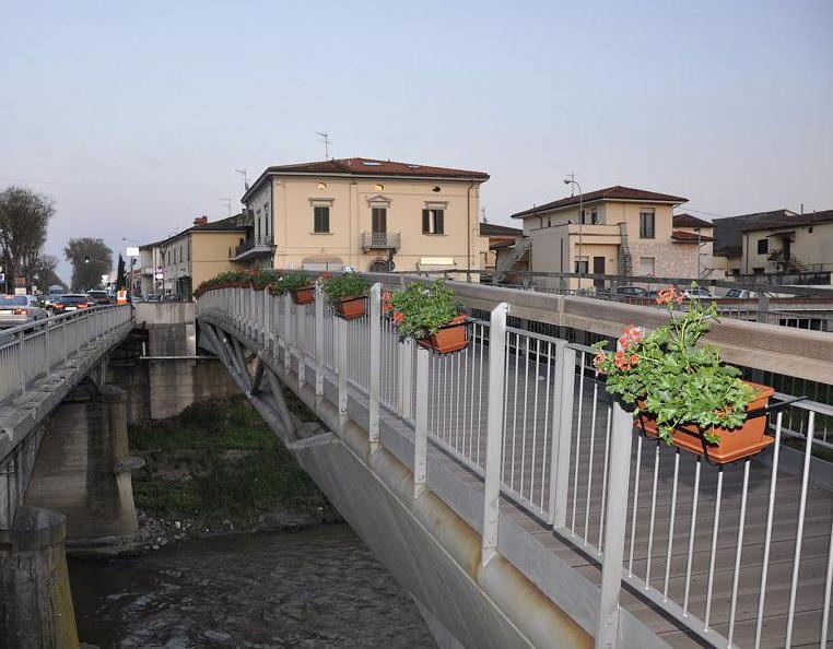 Le fioriere della passerella di Fornacette prese di mira dai vandali