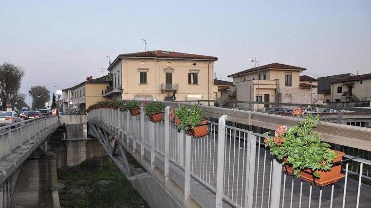Le fioriere della passerella di Fornacette prese di mira dai vandali