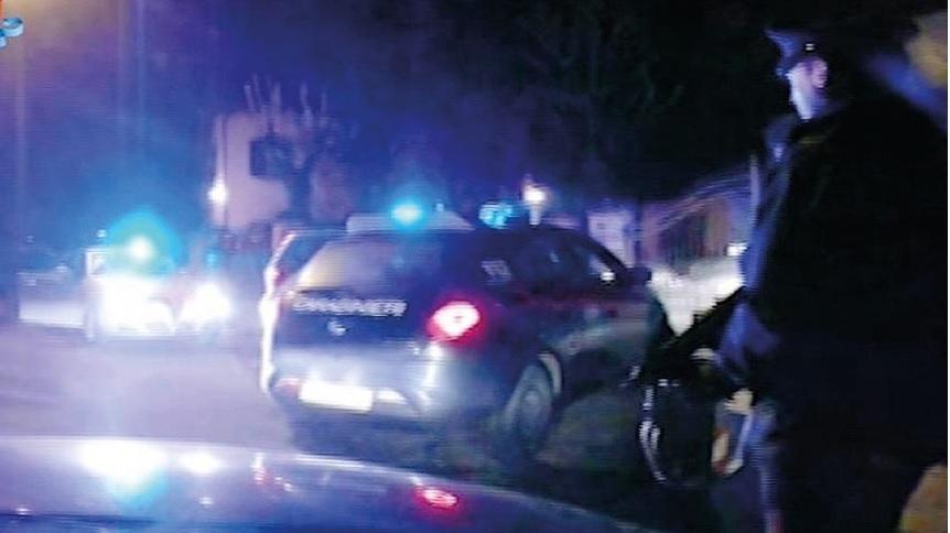 Gli punta contro una pistola e si fa consegnare il portafoglio