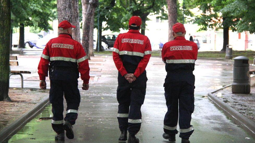 Carabinieri in congedo di pattuglia in un giardino