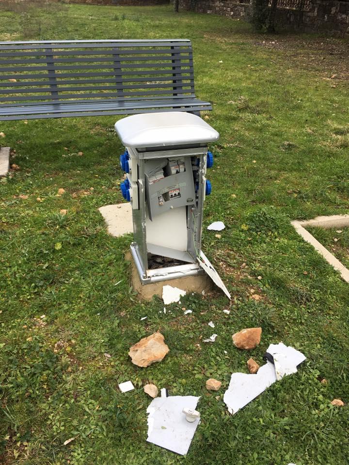 La colonnina danneggiata (foto Bulla)