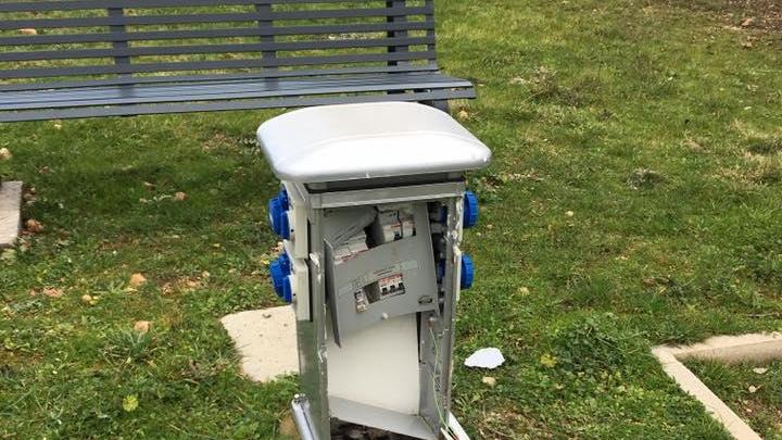 La colonnina danneggiata (foto Bulla)