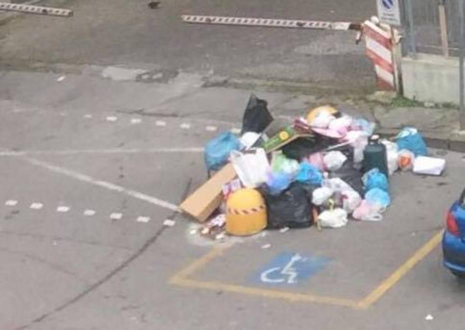 Una discarica nel posto auto del disabile