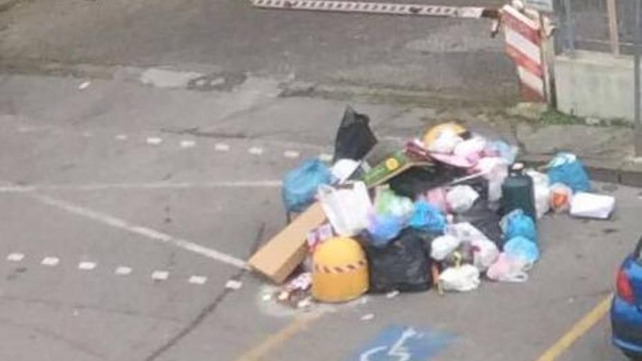 Una discarica nel posto auto del disabile