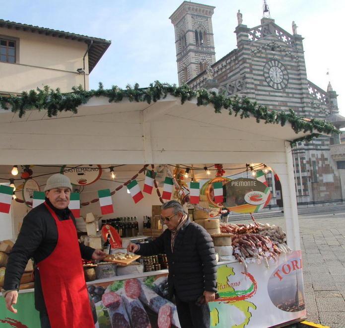 Pochi stand sguarniti casette chiuse e tristezza